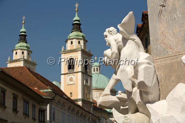 slovenie 12.JPG - Fontaine aux sulptures allégoriques, place Sivica, et la Cathédrale de Ljubljana, Slovénie